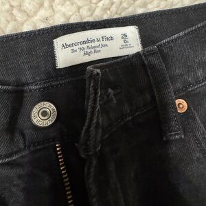 Barely worn black A&F 90’s Relaxed Jeans - High Rise